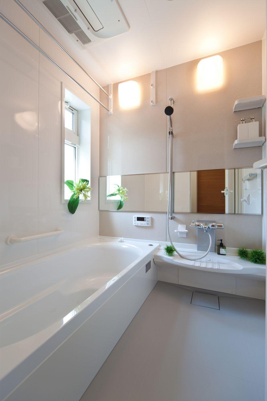 Bathroom. Bathroom can taste the sense of openness from the large windows. Design, of course, The ease of cleaning is also an important point.