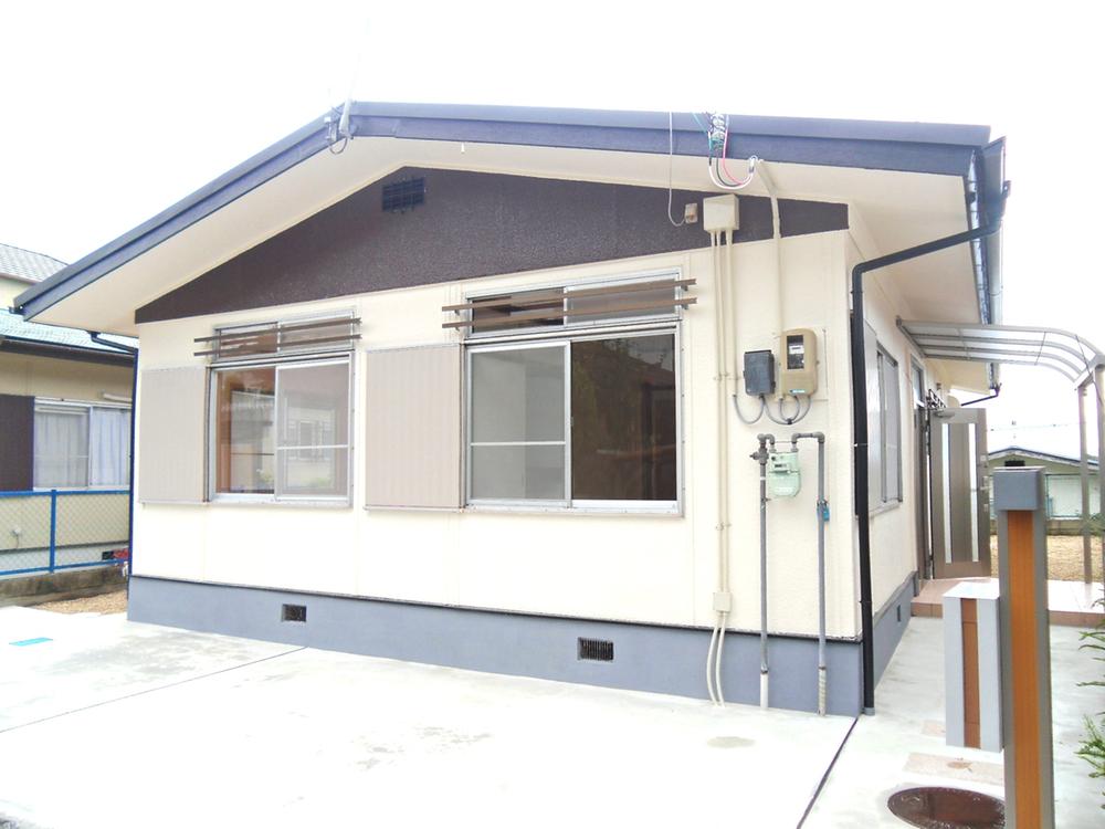 Local appearance photo. Now very bright and exterior wall paint on roof Fukikae