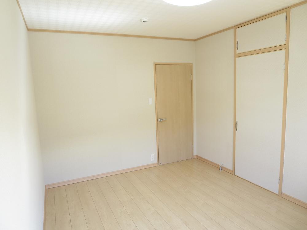 Non-living room. (South side Western-style) Flooring ・ (ceiling ・ We had made fittings on the floor) Cross re-covering 