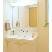 Other Equipment. Vanity of the three-sided Kagamiura is, With storage space that the like can be plenty of storage make-up supplies and cleansing tools. Counter tops spread is, Since the bowl and an integral, Glad your easy-care (model house)