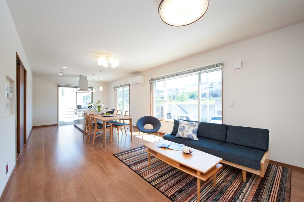 Living. The spacious living room is spacious 18.5-mat. The living next door there is also a 4.5-tatami mat Japanese-style room, You also come in handy to steep visitor (September 2013) Shooting