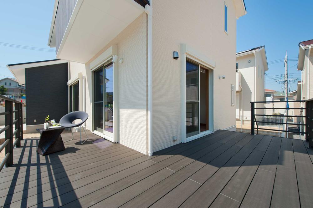 Wood deck well warm sunlight hit sun-drenched and Sansan. , How to use you as soon as local (September 2013) Shooting