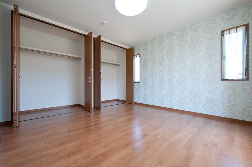 Non-living room. Second floor of the main bedroom. Equipped with a closet that the breadth of 8.5-mat can be stored with plenty of clothes. Stylish mom also breadth of relief (September 2012) shooting