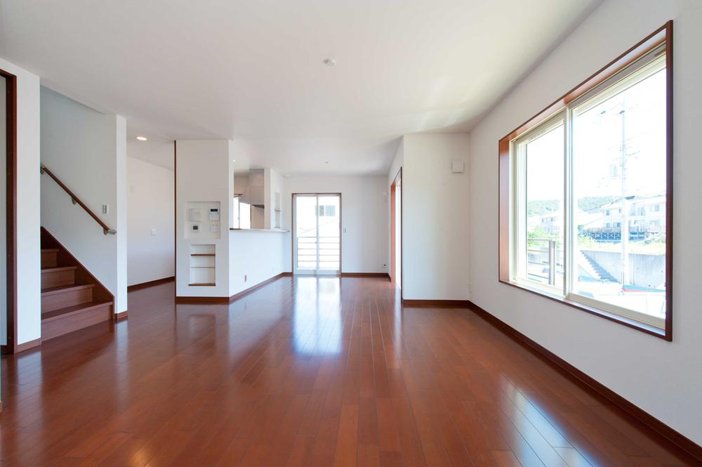 Living. Counter kitchen type of living that has been summarized in a calm tone. Warm sunshine enters through the large windows of the south-facing (September 2012) shooting