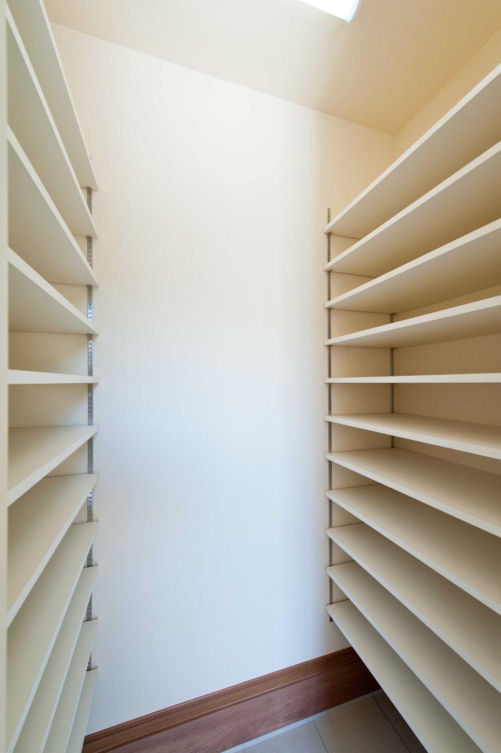 Receipt. Of large capacity seeds BOX. Ensure the space can be stored at room in a large family, such as boots and boots! (September 2013) Shooting