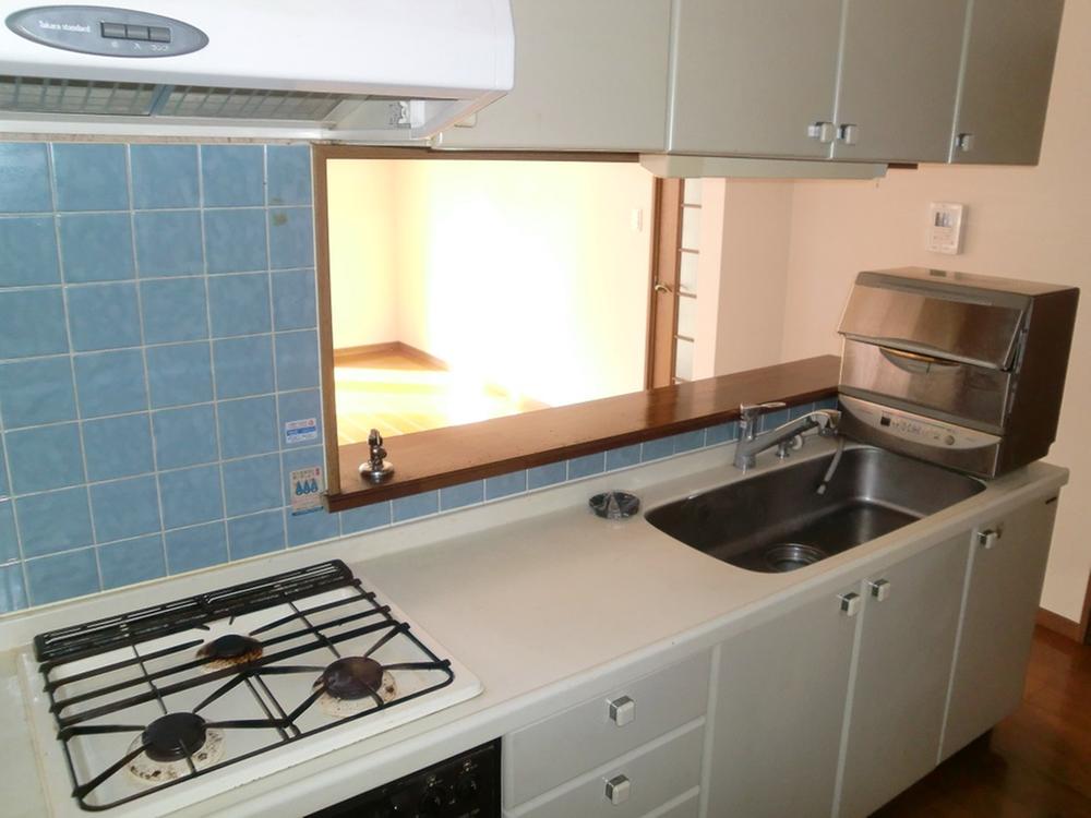 Kitchen. Convenient 3-burner stove