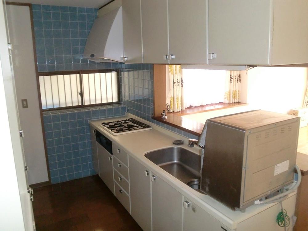 Kitchen. Face-to-face kitchen bouncing of conversation