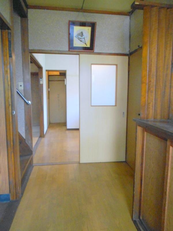 Entrance. Local (07 May 2013) Shooting