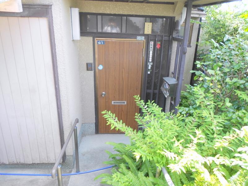 Entrance. Local (07 May 2013) Shooting