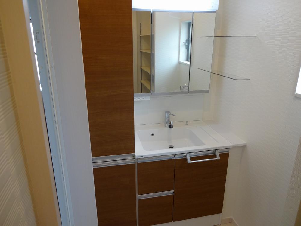 Wash basin, toilet. The washroom will be saved because there is a lot of the housing part!