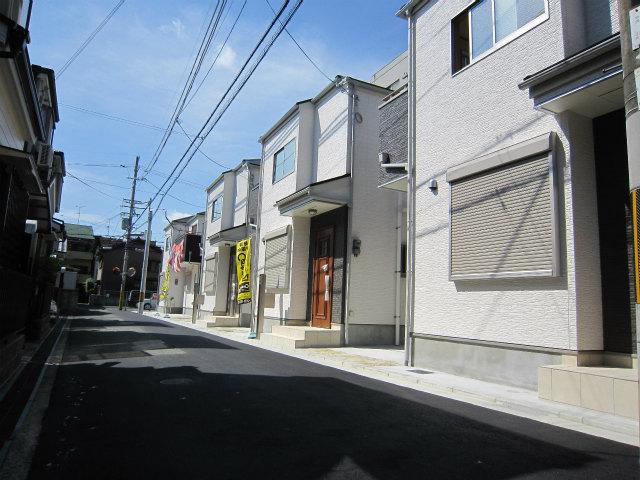 Local photos, including front road. Shooting on site