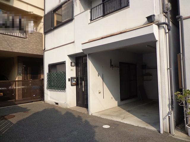 Entrance. Garage ・ Entrance