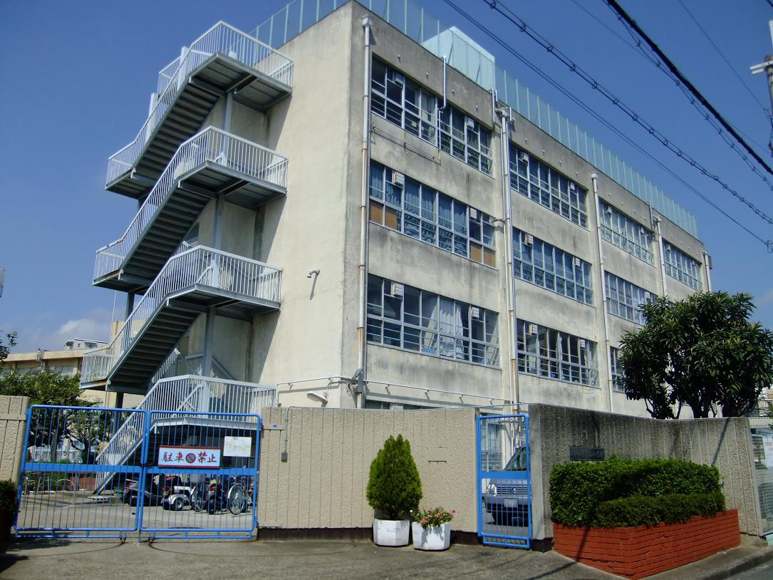 Primary school. If Senrioka elementary school to the near-called 480m 6-minute walk of, Heavy bag also unabashedly be