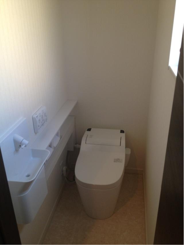 Toilet. Your easy-to-clean "La Uno S". Hand wash counter storage built-in type. (June 2013) Shooting