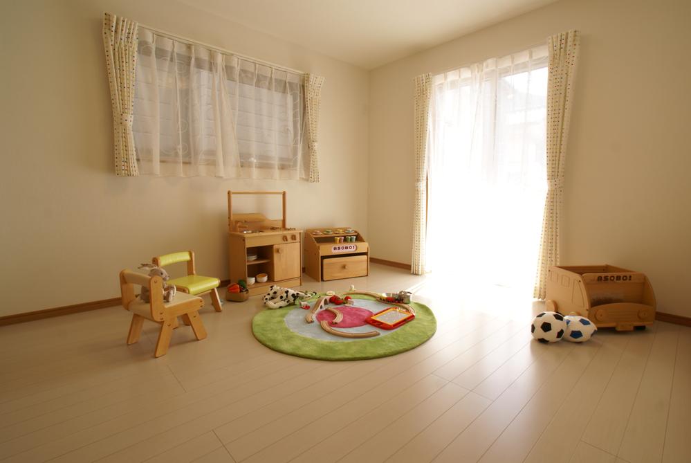 Non-living room. Western-style aside the children's room. Warm Western-style to enter a lot of bright sun light. (April 2012) shooting