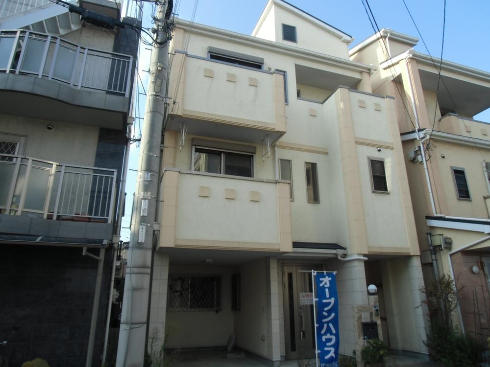 Local appearance photo. Local (11 May 2013) Shooting