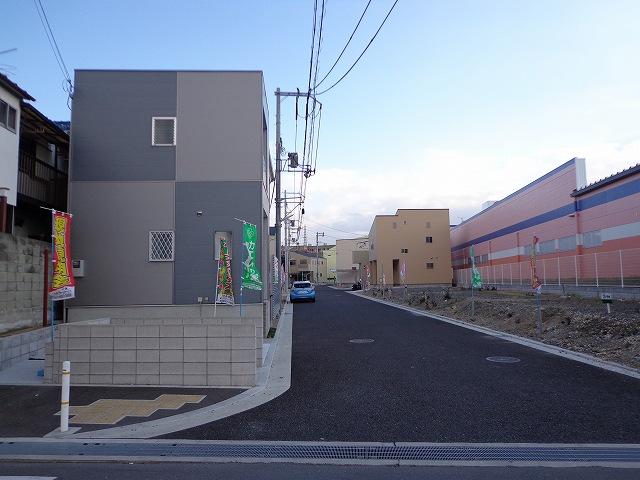 Local photos, including front road. Frontal road