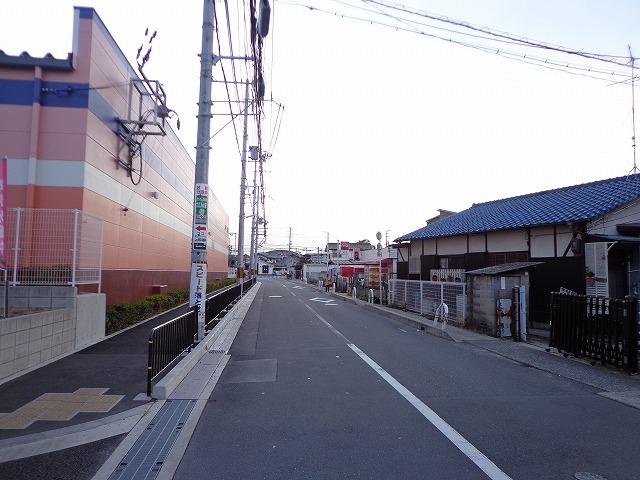 Local photos, including front road. Frontal road