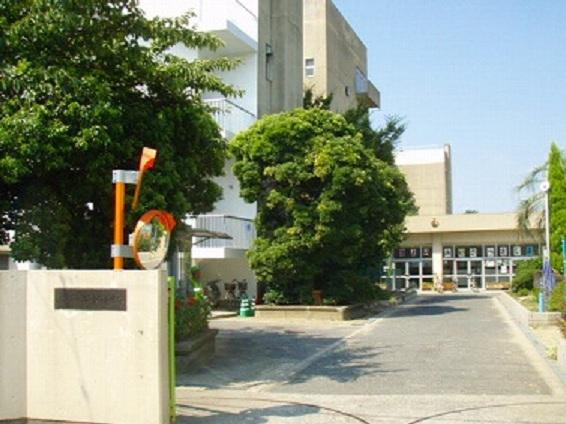 Primary school. Settsu Municipal Torikainishi to elementary school 985m