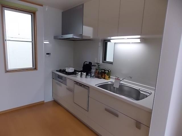 Kitchen. LIXIL OVA2 With dishwasher
