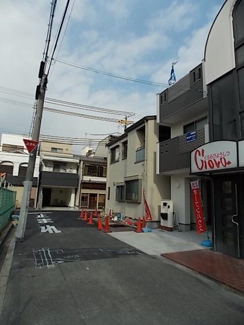 Local photos, including front road. Shooting on site