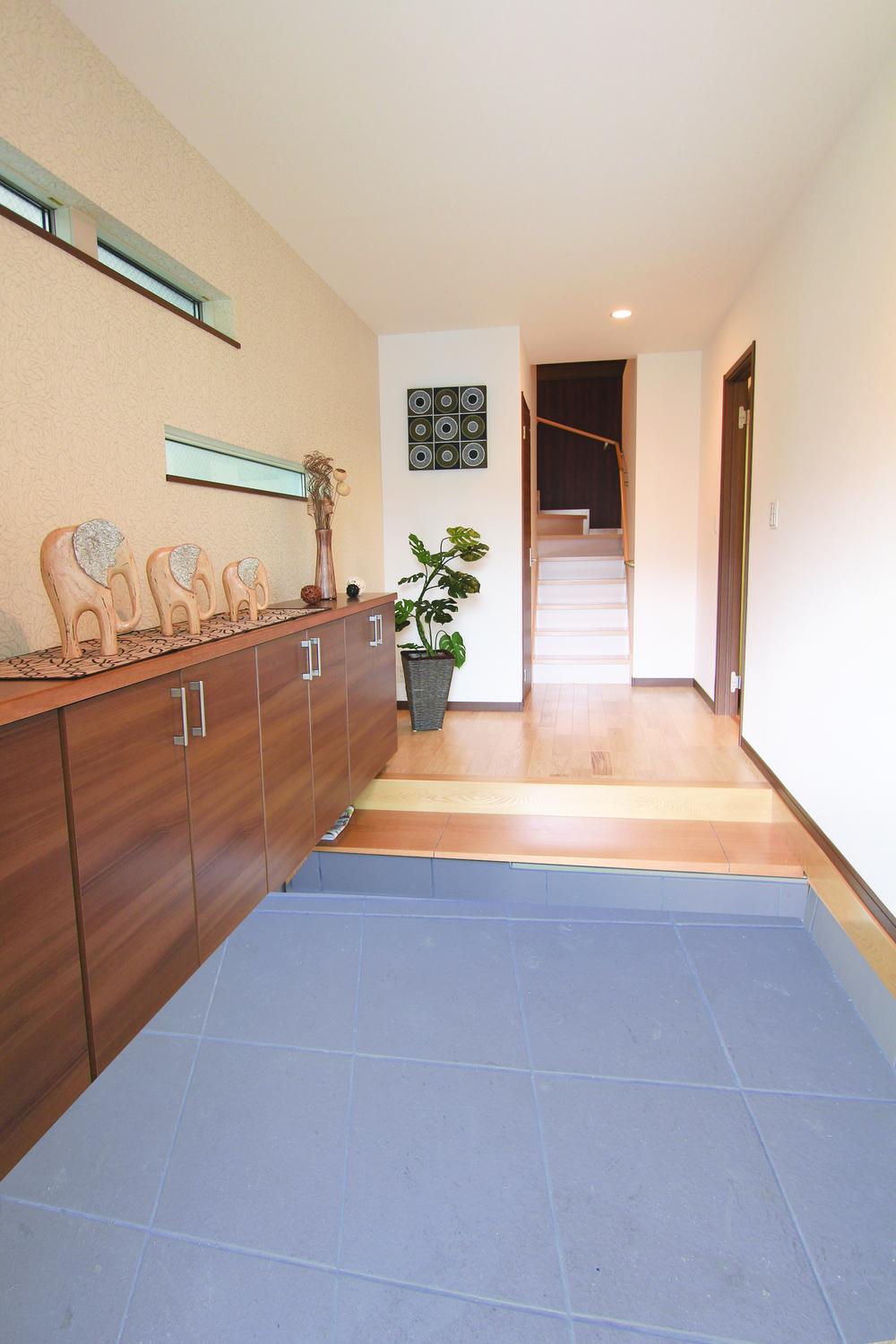 Entrance. Wide entrance, Larger shoes cloak.