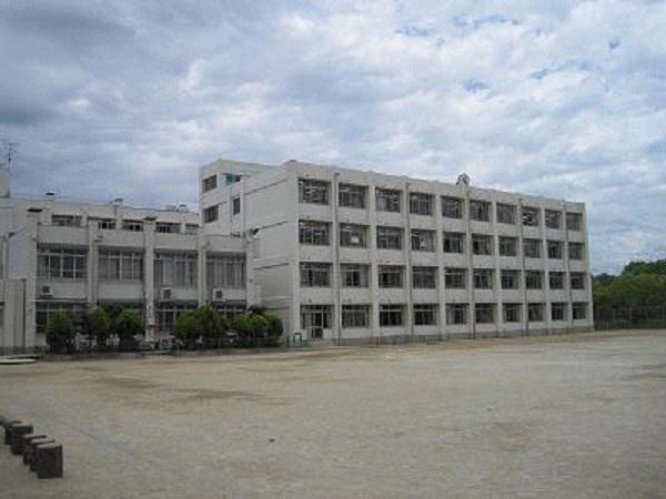 Primary school. Settsu City Ajishita to elementary school 714m