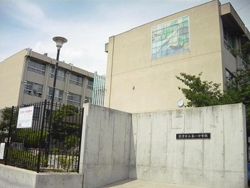 Junior high school. Settsu City 1460m to stand first junior high school