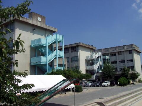 Junior high school. Settsu City 656m to stand third junior high school