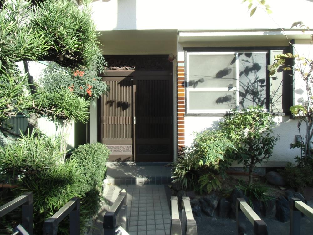 Entrance. Local (11 May 2013) Shooting