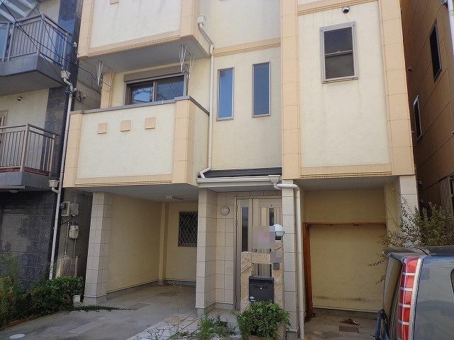 Entrance. Entrance ・ Garage