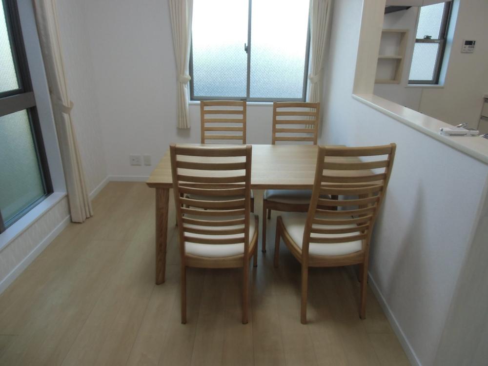 Non-living room. Indoor (11 May 2013) Shooting It is with a dining table