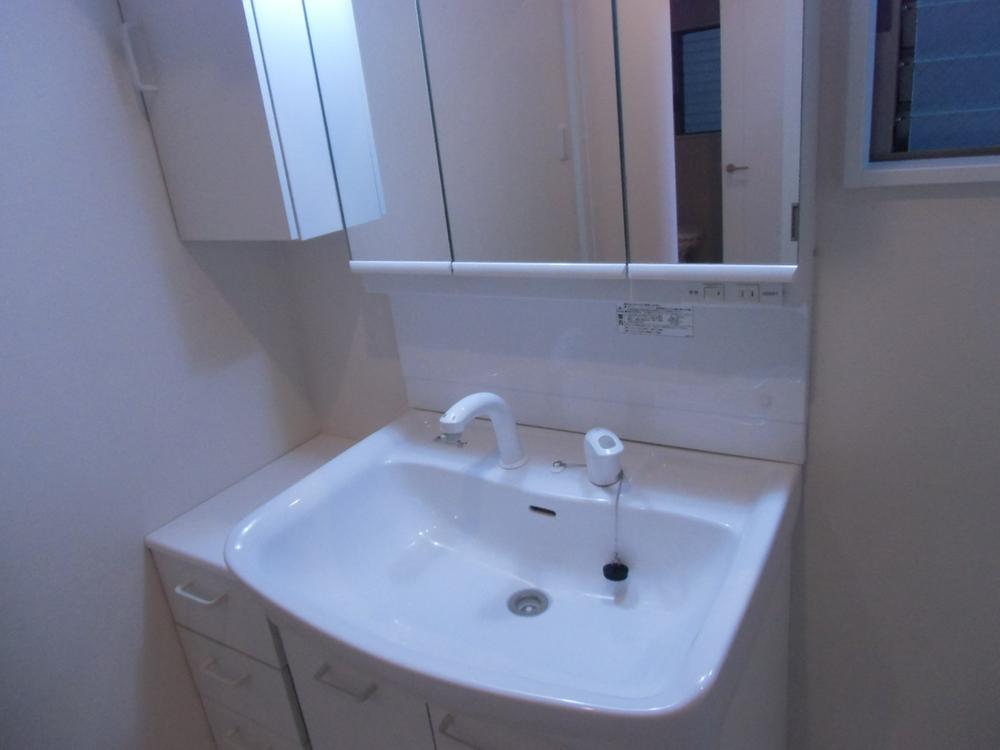 Wash basin, toilet. Indoor (11 May 2013) Shooting