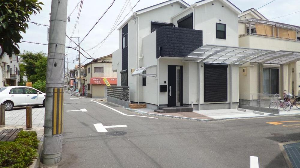 Local photos, including front road. West road (hollowness promenade side)