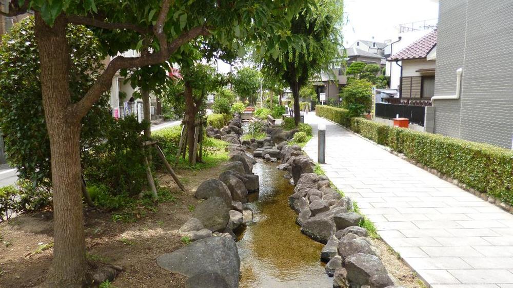 Local photos, including front road. Babble of emptiness promenade to heal the heart