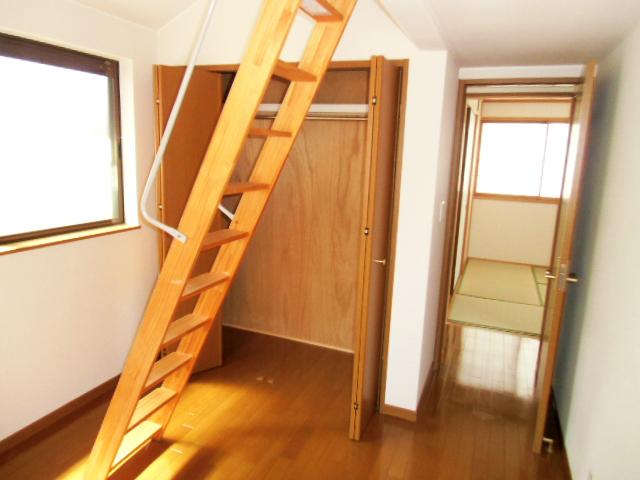 Non-living room. There are also plenty !! and loft storage.