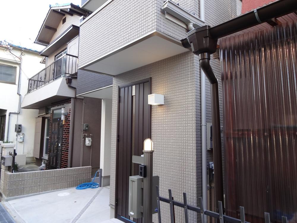 Entrance. Entrance before is also bright