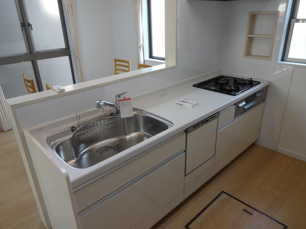 Kitchen. Face-to-face system kitchen (also comes with a dishwasher)