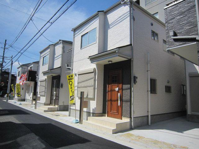 Local photos, including front road. Shooting on site