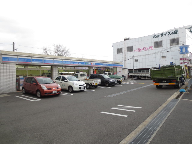 Convenience store. 203m until Lawson Suita Senriokakami store (convenience store)
