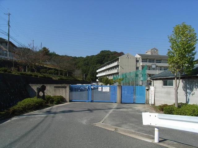 Junior high school. Shijonawate 929m to stand Tahara junior high school