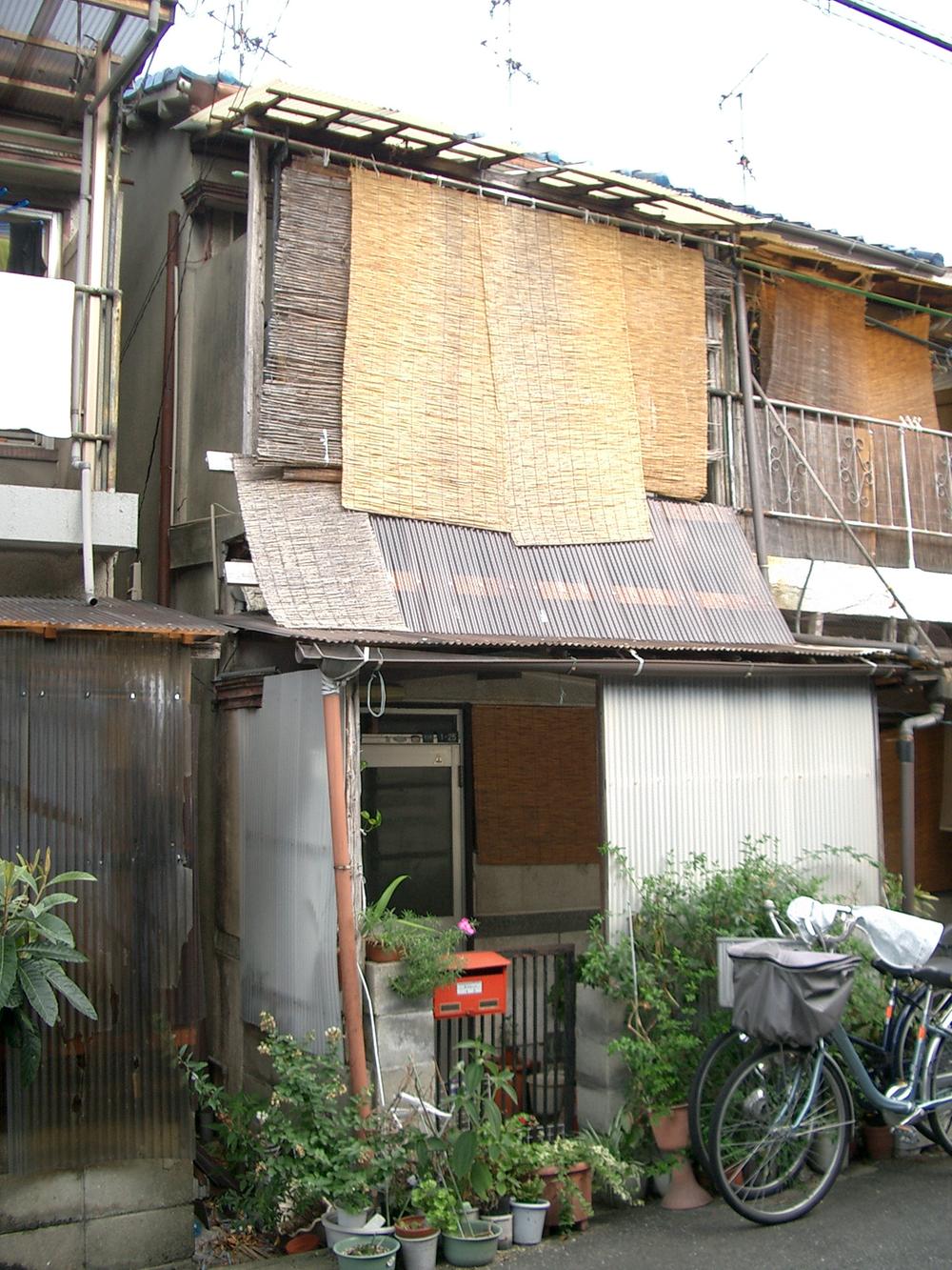 Local appearance photo. Local (July 2011) shooting