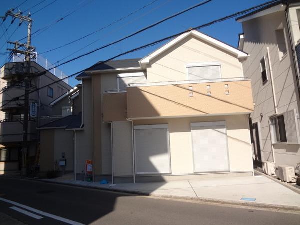 Local appearance photo. A busy morning in the glad station a 2-minute walk of the good location also!