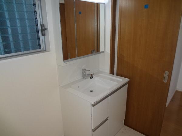 Wash basin, toilet. It is vanity triple mirror type