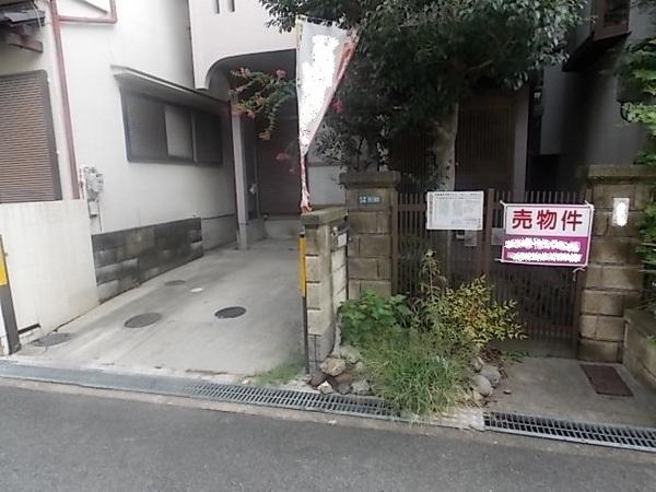 Local photos, including front road. Convenient parking with space