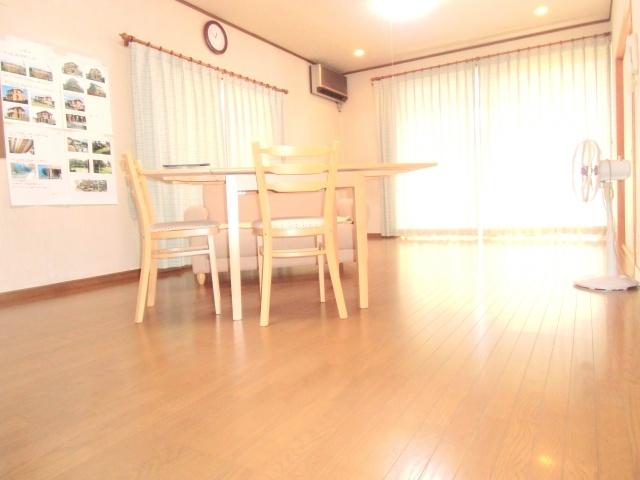 Living. ◇ comfortably relax in the large living room