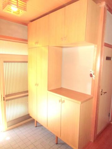 Entrance. ◇ There is also a rich entrance storage