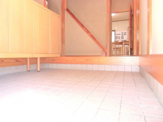 Entrance. ◇ entrance is large