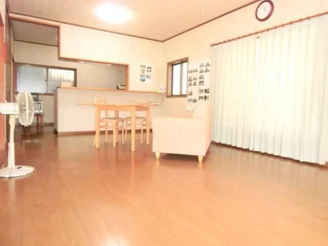 Living. ◇ good day on the south-facing living room