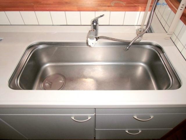 Kitchen. ◇ There is a big sink